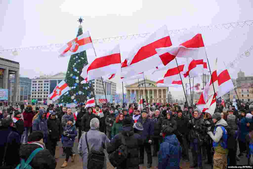 Митинг начался в 14.00 и проходил у Дворца Республики, на центральной площади Минска