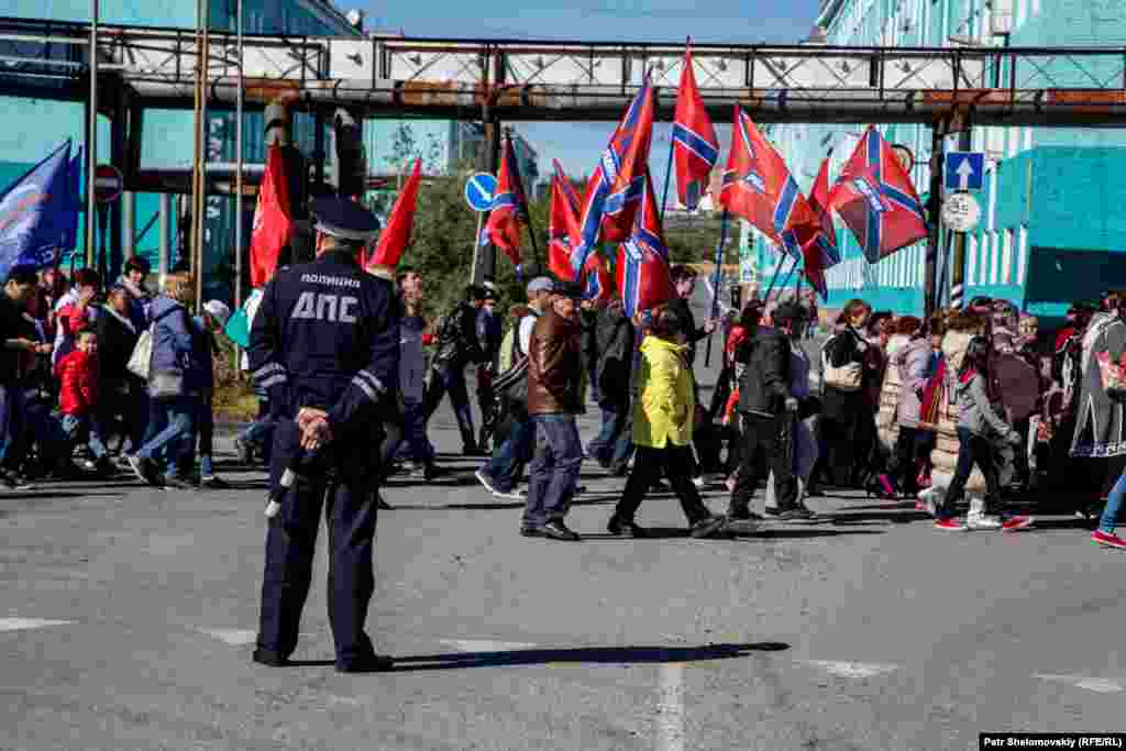 Не обошлось без политической символики. Активисты партий &quot;Родина&quot; и &quot;Единая Россия&quot; пришли агитировать за свои партии перед выборами в сентябре