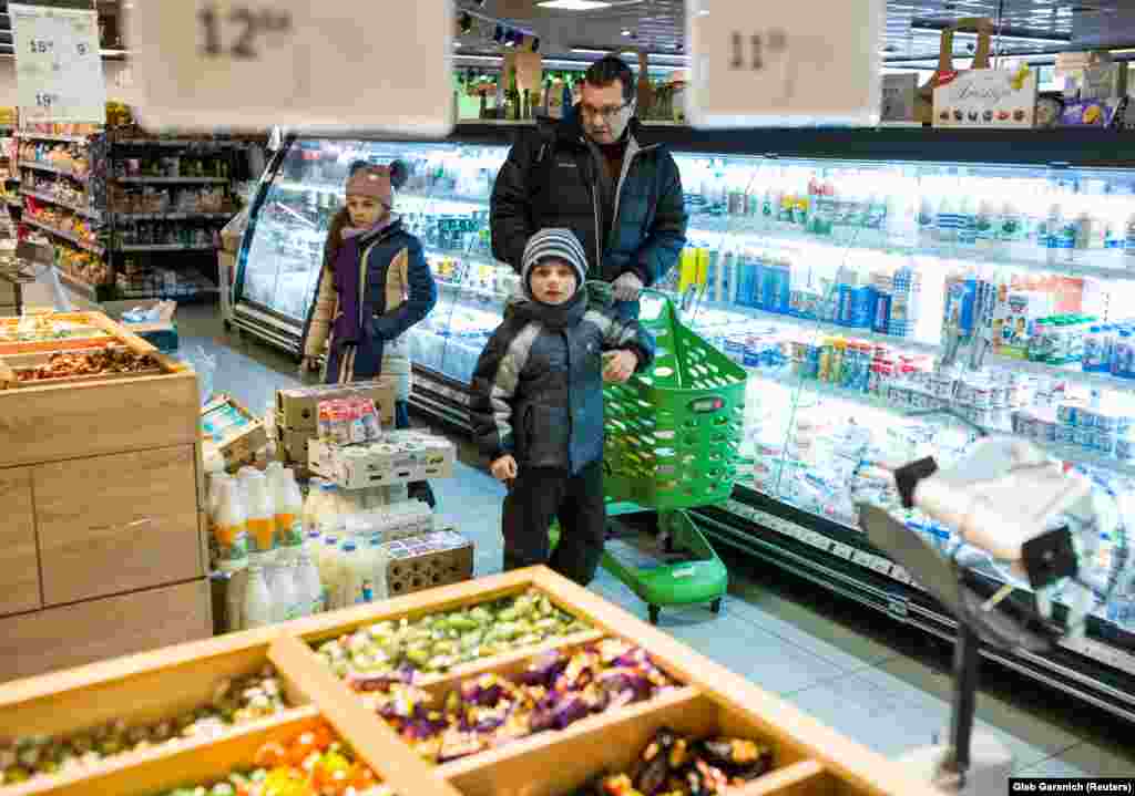 Розумий с детьми в супермаркете. Доктору приходится экономить, поскольку его месячная зарплата составляет лишь $230 в месяц