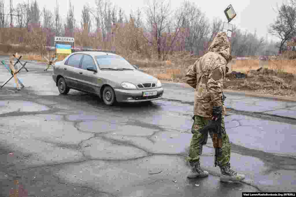 Боец полка &quot;Днепр-1&quot; на блокпосту при въезде в Авдеевку