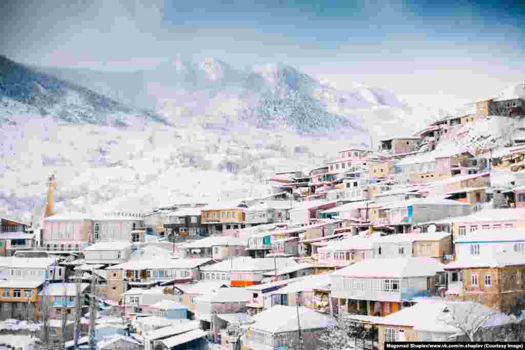 С помощью хэштэга&nbsp;#exploringdagestan (&quot;исследуя Дагестан&quot;) Шапиев хочет показать миру другую сторону Дагестана. На фото &ndash; заснеженная деревня Нижний Батлух