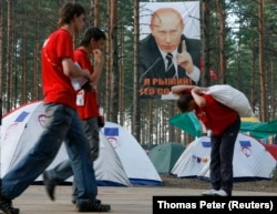 В лагере движения "Наши" на озере Селигер, 17 июля 2007 года. Фото: Reuters